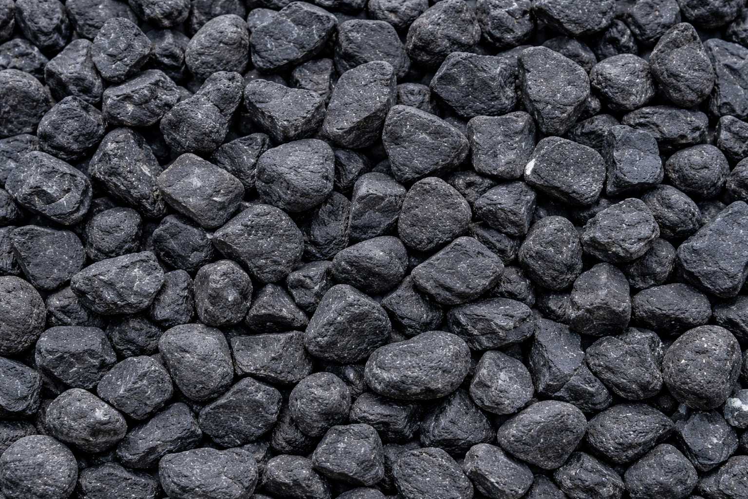 Nahaufnahme von schwarzem Zierkies als dekoratives Material für Beete, Wege oder Gartenflächen