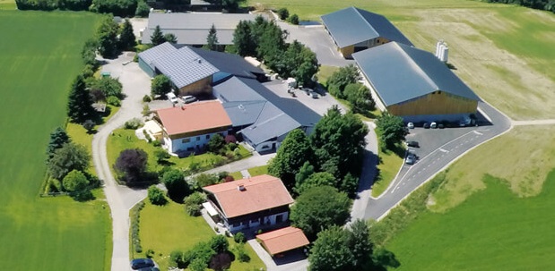 Der traditionsreiche Rauscherhof in Degerndorf – Heimat von Agrobs. Agrobs Degerndorf – historische Luftaufnahme des Rauscherhofs im bayerischen Alpenvorland